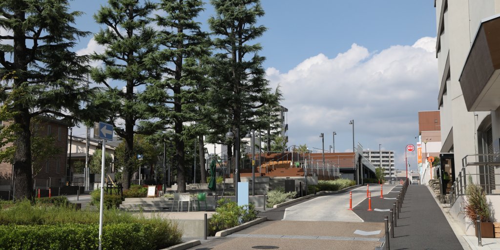 国道1号線から少し入った中央緑道。NTT西日本岡崎ビル(写真右側の建物)の辺りに「総持尼寺」はありました