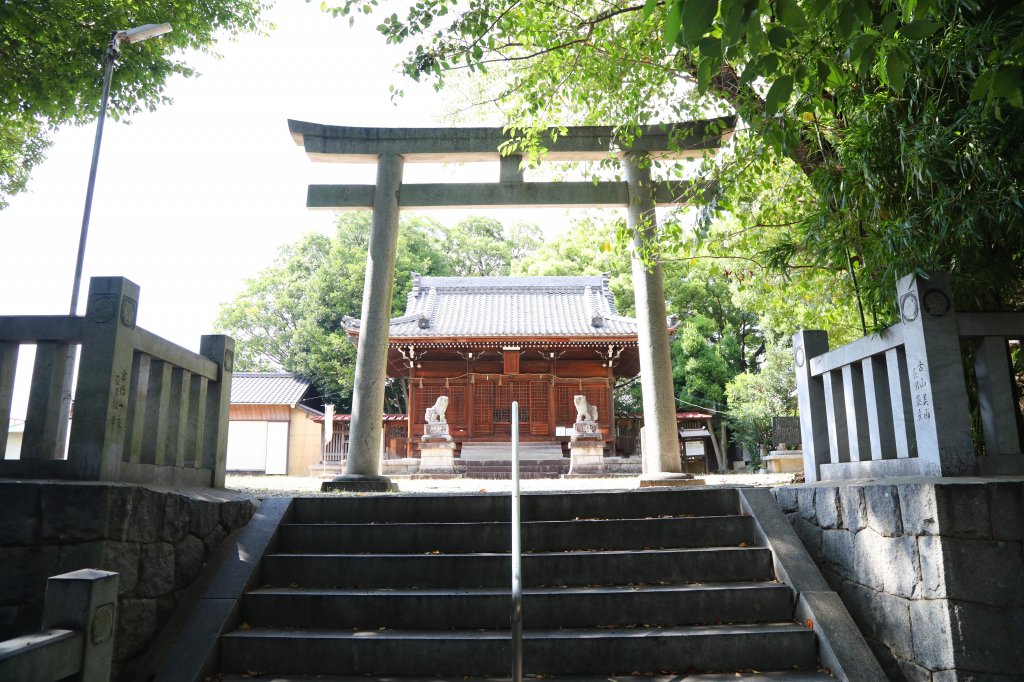 若宮八幡宮の鳥居と本堂