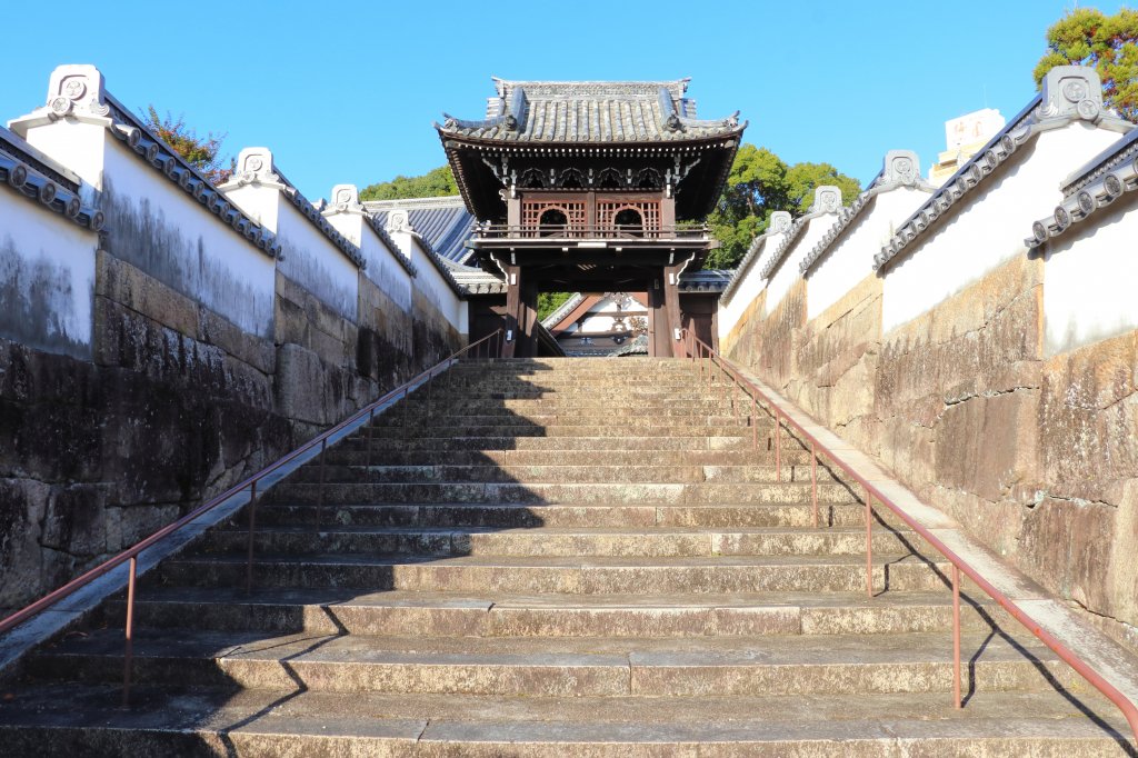 楼門と白土塀