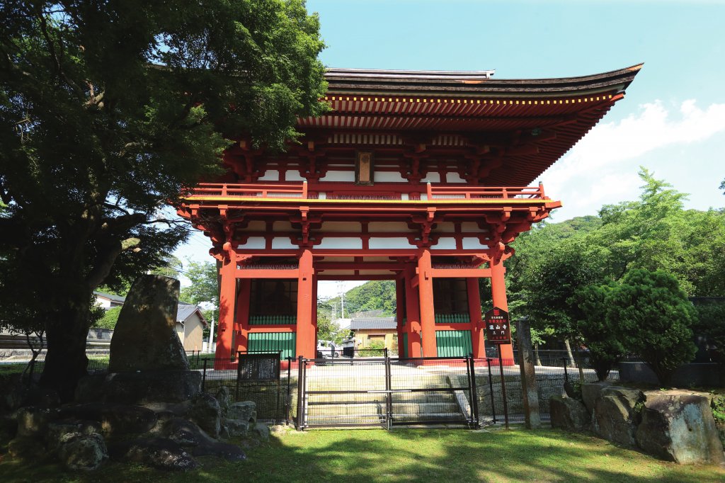 壮大な楼門「瀧山寺三門」