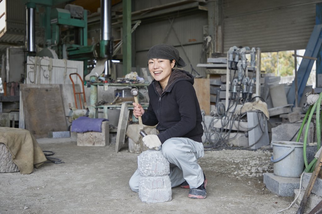 日本初の女性石職人の上野梓さん