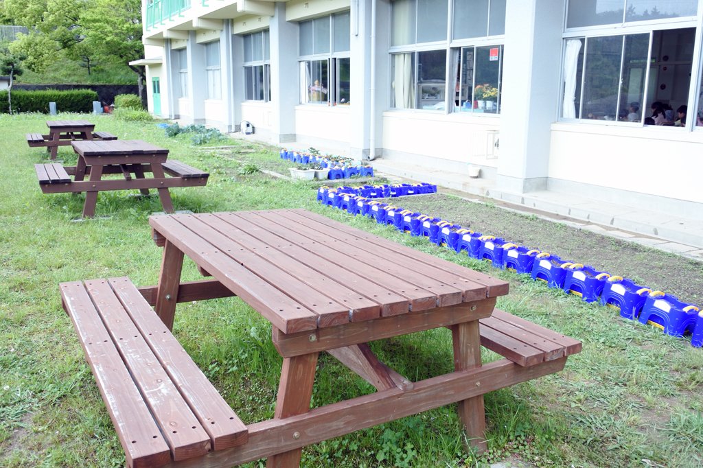 勉強や給食のテーブルとして活用されています