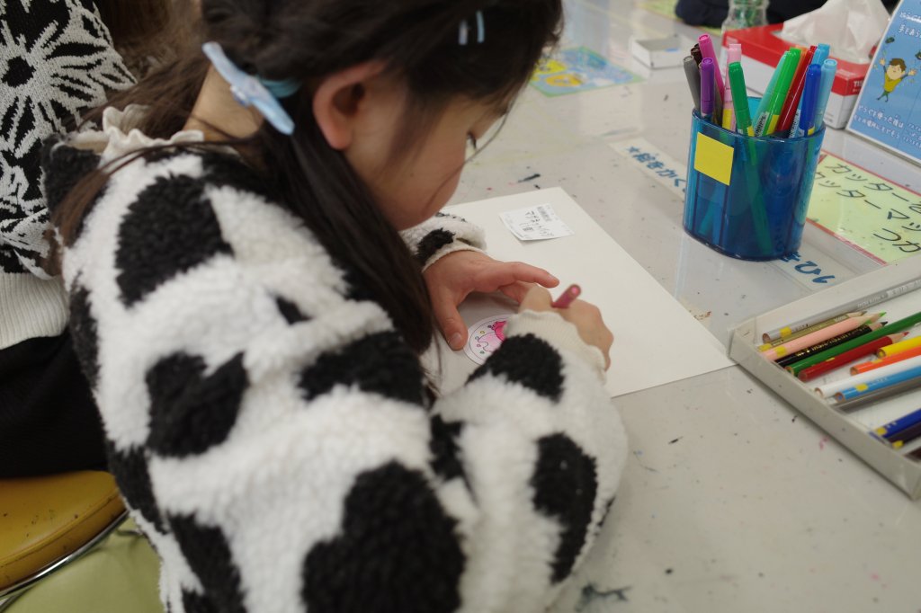 「色を塗った紙を、指導員にバッジに仕上げてもらう」など、小さな子どもでも挑戦しやすい体験も多数そろいます