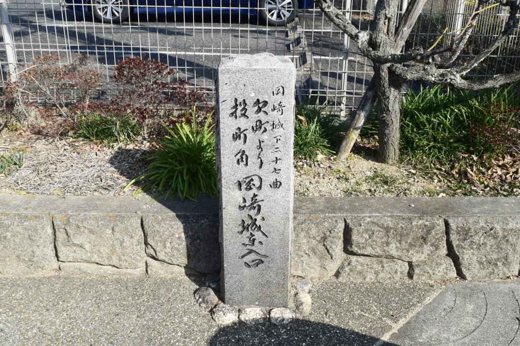 曲がり角ごとにある道標