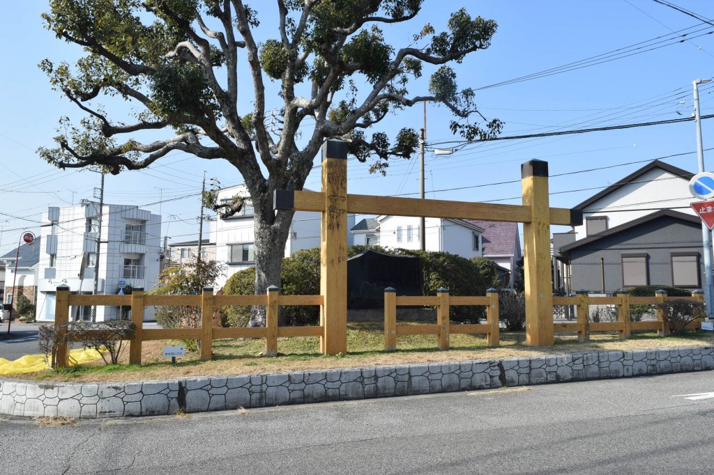 二十七曲りの碑と冠木門