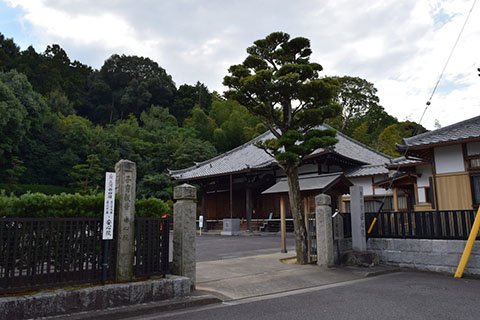 義経が建立した妙大寺があったとされる場所の一つにある安心院。住宅地にひっそりと立つお寺。犬山城主の成瀬家の菩提寺としても知られている