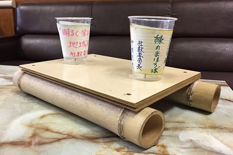 灯篭を載せたイカダ   