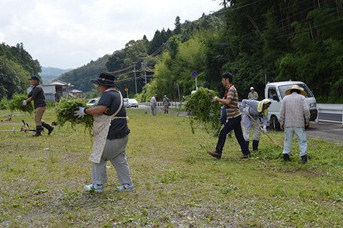 駐車場の草刈りを行う学区のみなさん