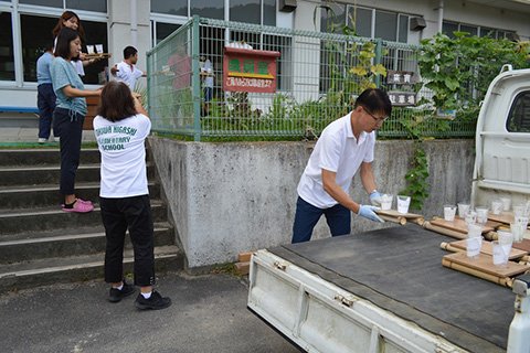 軽トラックにイカダを載せて河川敷まで