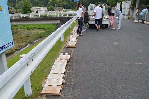 河川敷にずらりと並べられたイカダ