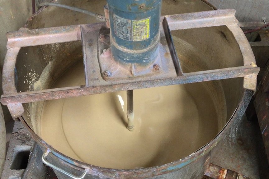 三州瓦の端材を粉末状にし、顔料を加えてよく練り合わせます。