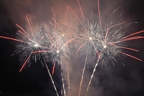 学校の運動場から打ち上げられる大花火