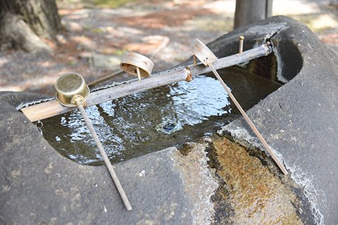 常に清らかな水が流れる手水舎