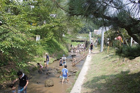 子どもたちに大人気の川遊び