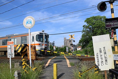  車は通れない若松踏切