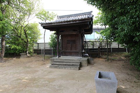 秋葉神社の小さな御堂。かつての村はずれも今や周囲はすっかり住宅地に