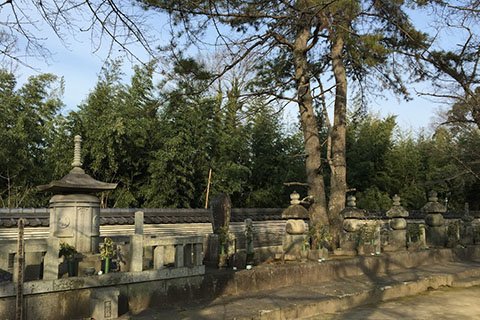 1969年（昭和44年）には、岡崎市民によって家康公の遺品を納めた墓と碑が建立されました