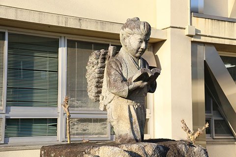現存する市内最古の金次郎石像。1929年（昭和4年）に長坂順治が制作し、伊賀町にあった岡崎盲唖学校に設置されたもの。現在は愛知県立岡崎聾学校（西阿知和町）にあります